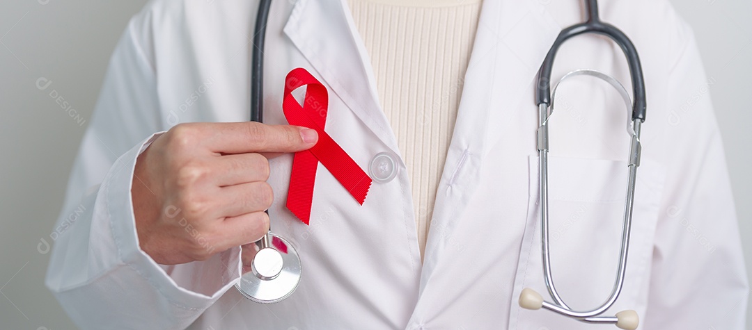 Médico com fita vermelha para dezembro, Dia Mundial da Aids