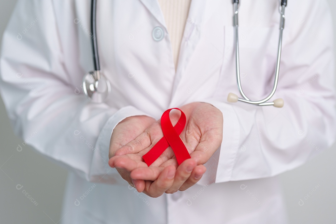 Médico com fita vermelha para dezembro, Dia Mundial da Aids