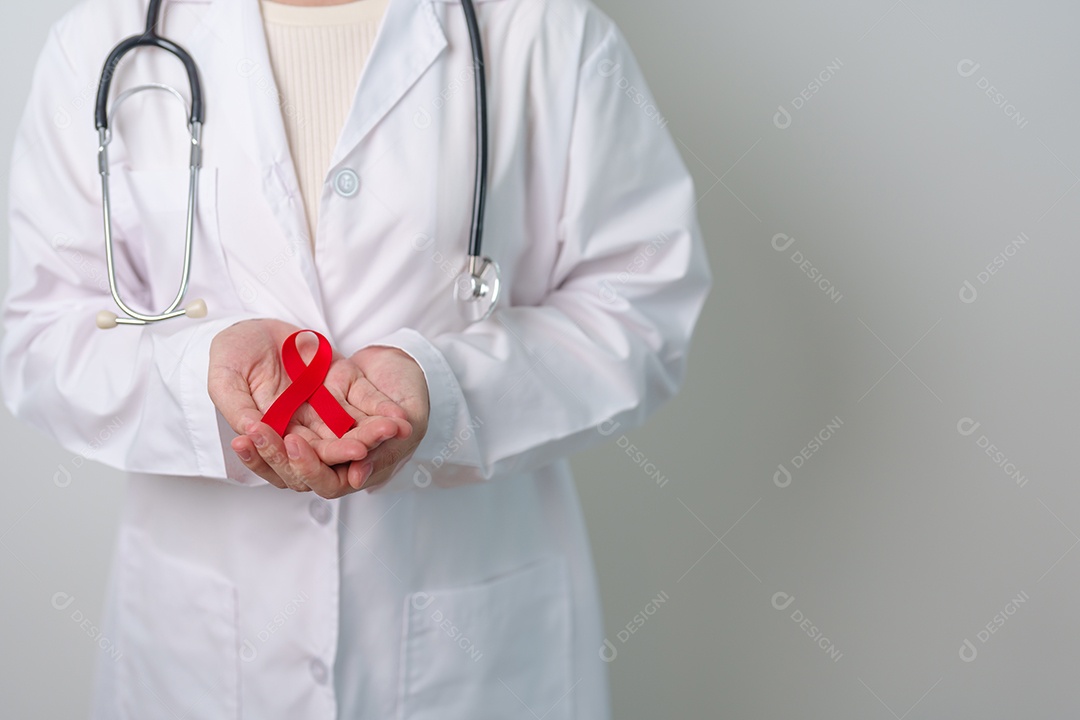 Médico com fita vermelha para dezembro, Dia Mundial da Aids