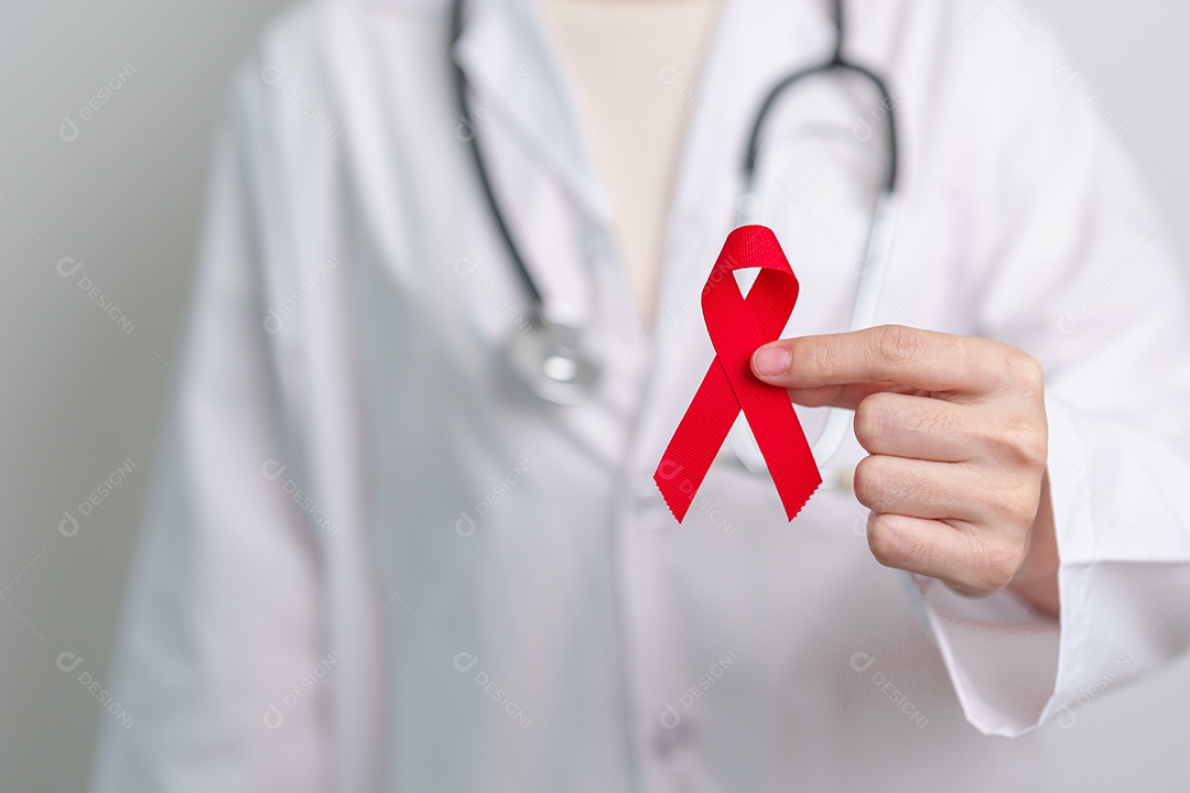 Médico com fita vermelha para dezembro, Dia Mundial da Aids
