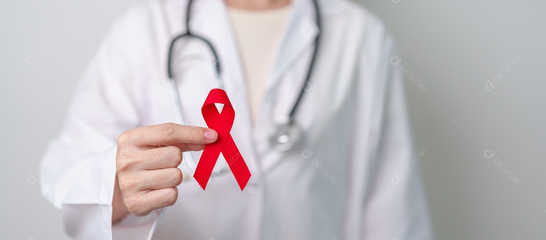 Médico com fita vermelha para dezembro, Dia Mundial da Aids