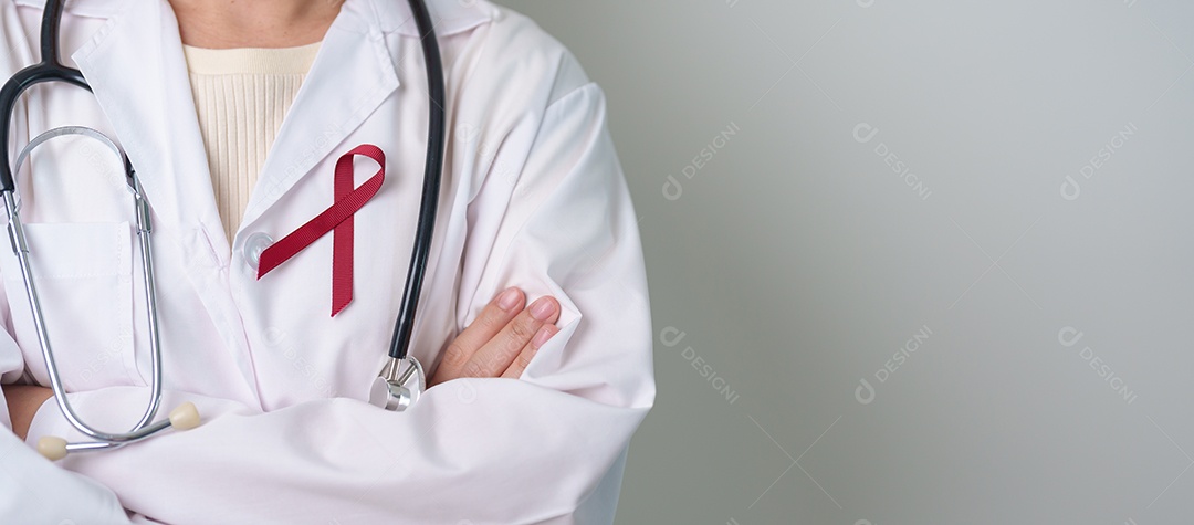 Médico com fita vermelha