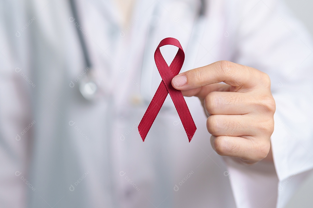 Médico com fita vermelha