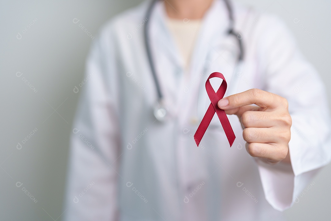 Médico com fita vermelha