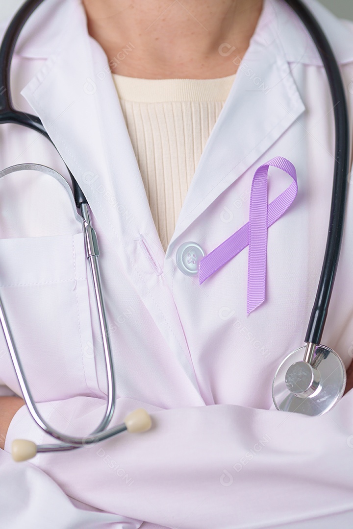 Médico com fita roxa