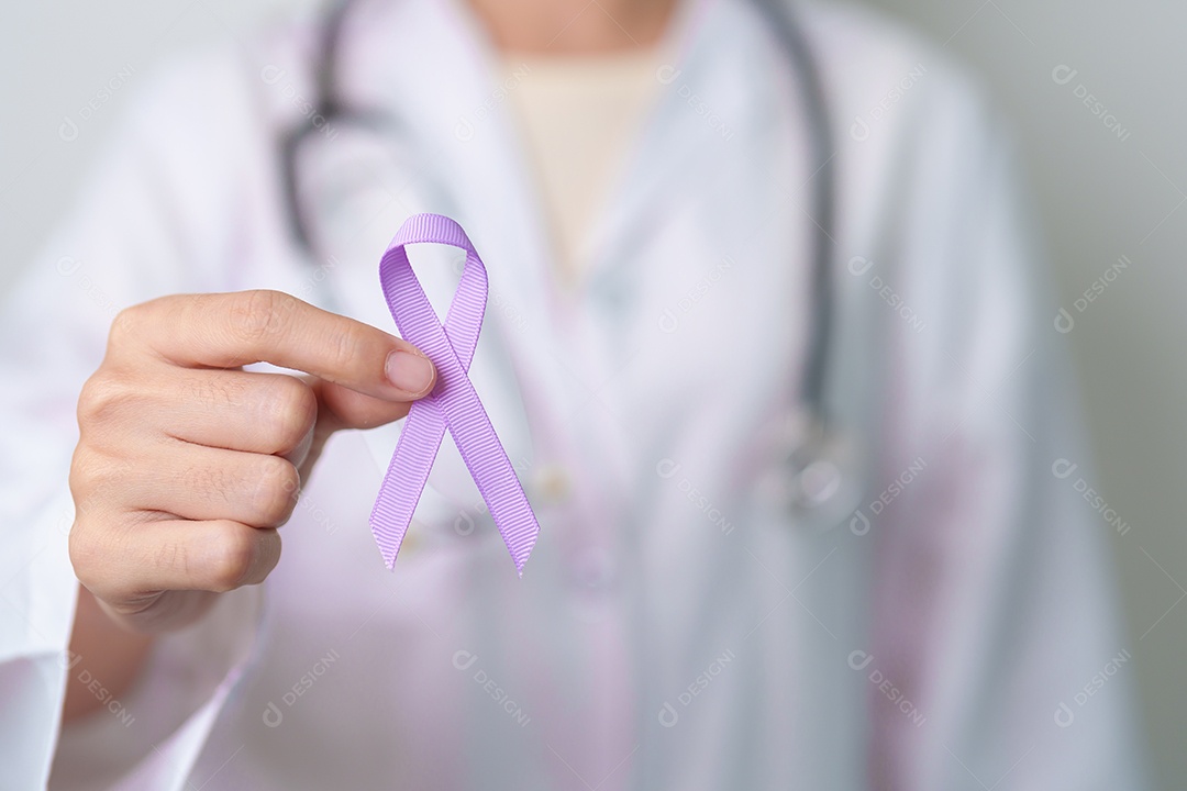 Médico com fita roxa