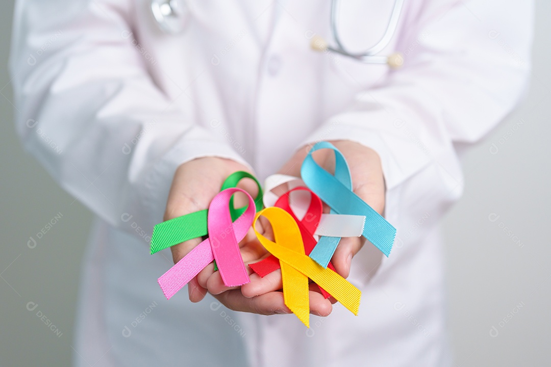 Médico segurando fitas azuis, vermelhas, verdes, brancas, rosa, azuis e amarelas para apoiar
