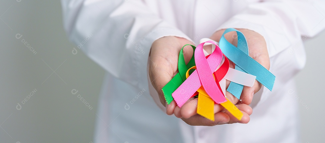 Médico segurando fitas azuis, vermelhas, verdes, brancas, rosa, azuis e amarelas para apoiar