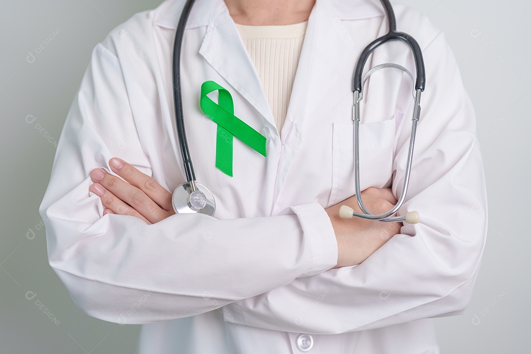 Médico com fita verde para o Dia Mundial da Saúde Mental