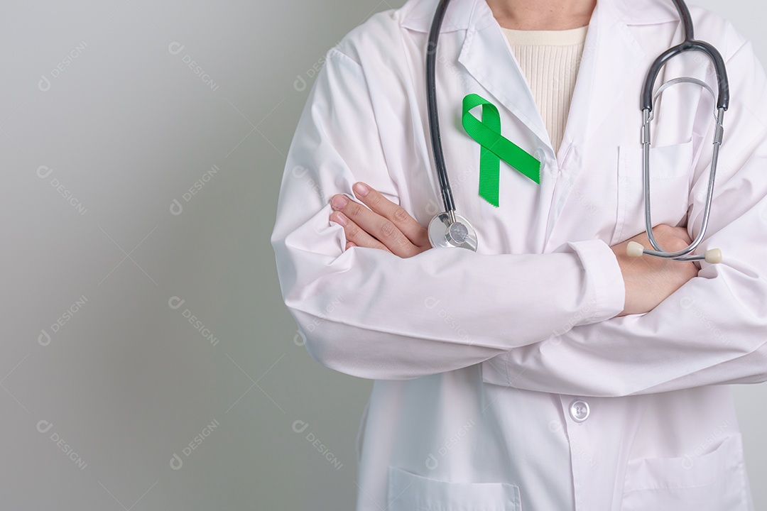 Médico com fita verde para o Dia Mundial da Saúde Mental