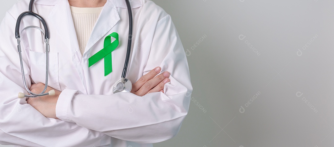 Médico com fita verde para o Dia Mundial da Saúde Mental
