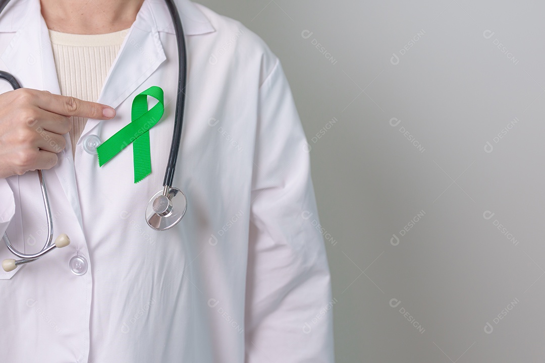 Médico com fita verde para o Dia Mundial da Saúde Mental