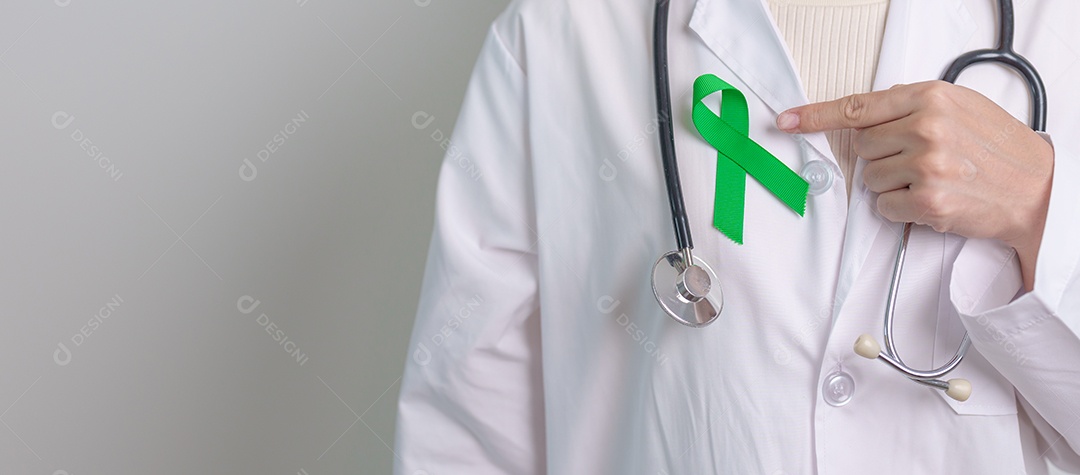 Médico com fita verde para o Dia Mundial da Saúde Mental
