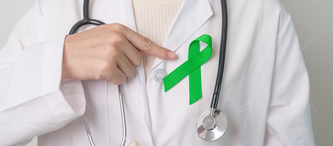 Médico com fita verde para o Dia Mundial da Saúde Mental