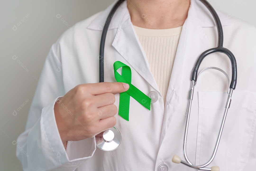 Médico com fita verde para o Dia Mundial da Saúde Mental