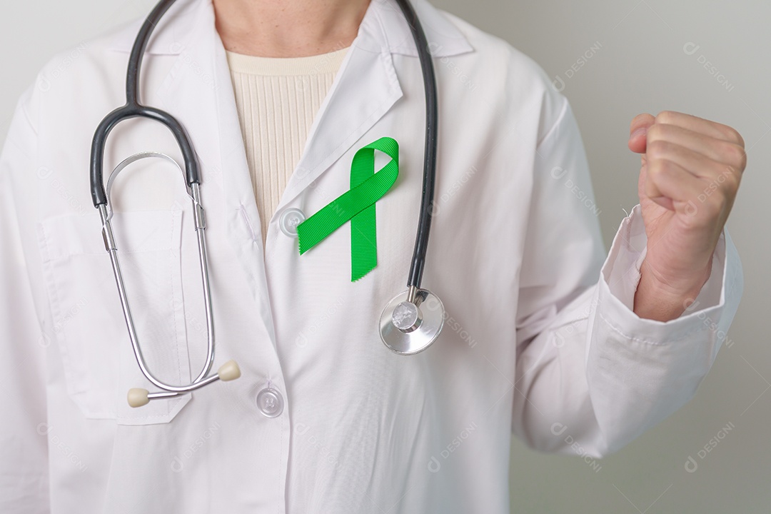 Médico com fita verde para o Dia Mundial da Saúde Mental