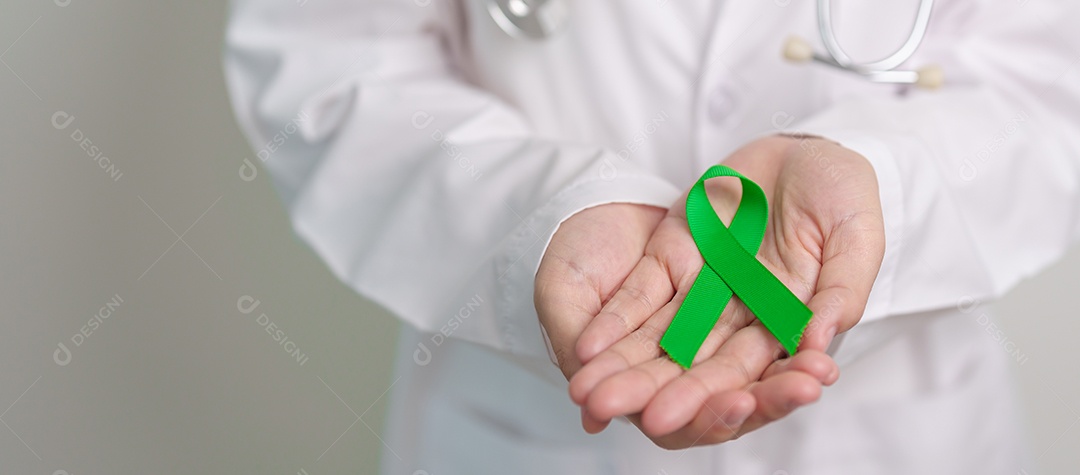 Médico com fita verde para o Dia Mundial da Saúde Mental