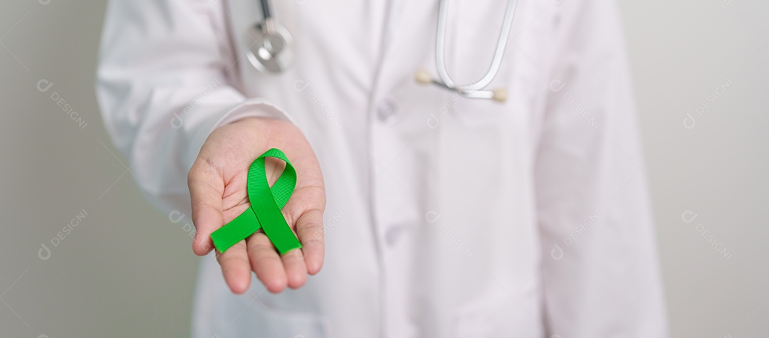 Médico com fita verde para o Dia Mundial da Saúde Mental