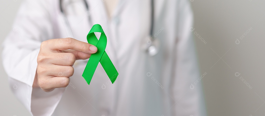 Médico com fita verde para o Dia Mundial da Saúde Mental