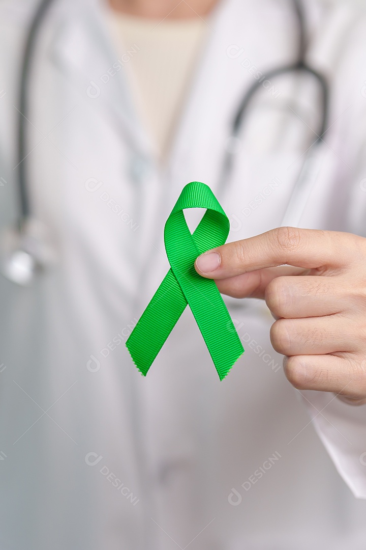 Médico com fita verde para o Dia Mundial da Saúde Mental