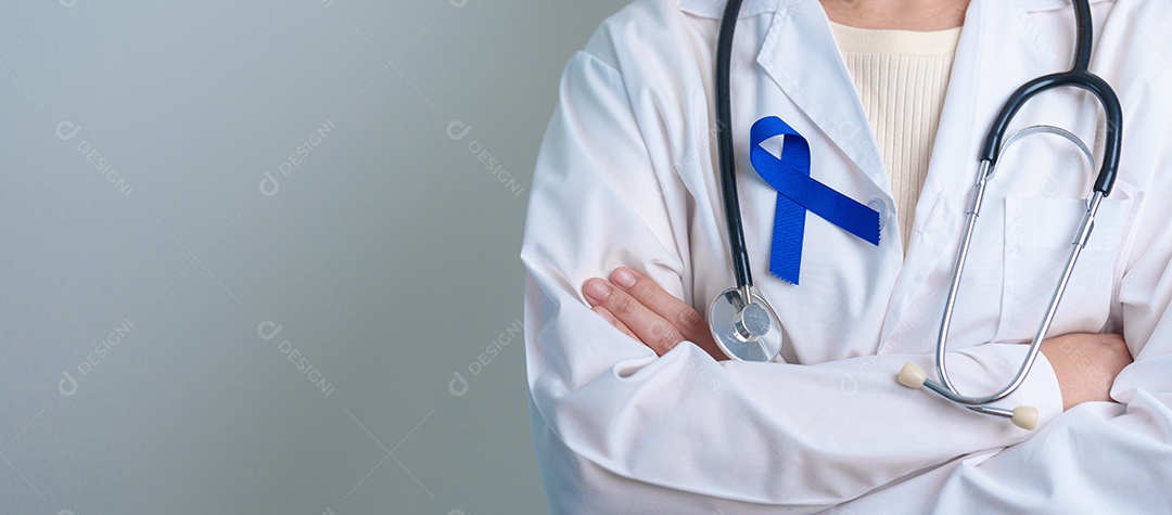 Médico com fita azul escura para apoiar a vida e a doença das pessoas.