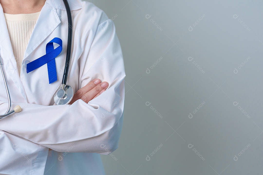 Médico com fita azul escura para apoiar a vida e a doença das pessoas.