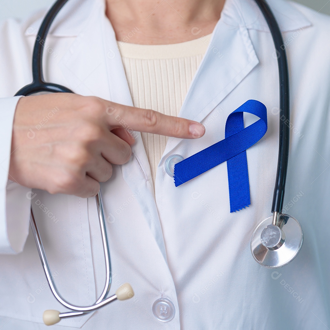 Médico com fita azul escura para apoiar a vida e a doença das pessoas.