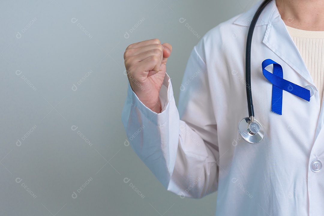 Médico com fita azul escura para apoiar a vida e a doença das pessoas.