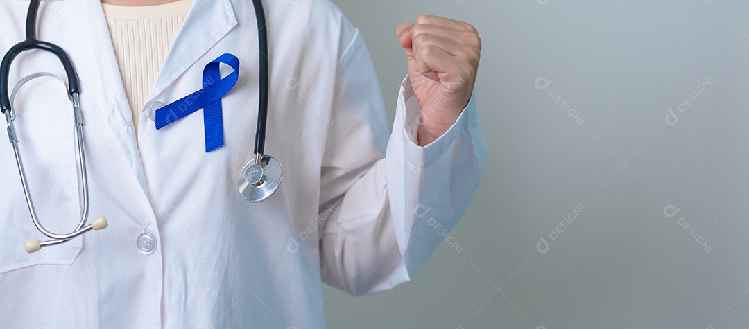 Médico com fita azul escura para apoiar a vida e a doença das pessoas.