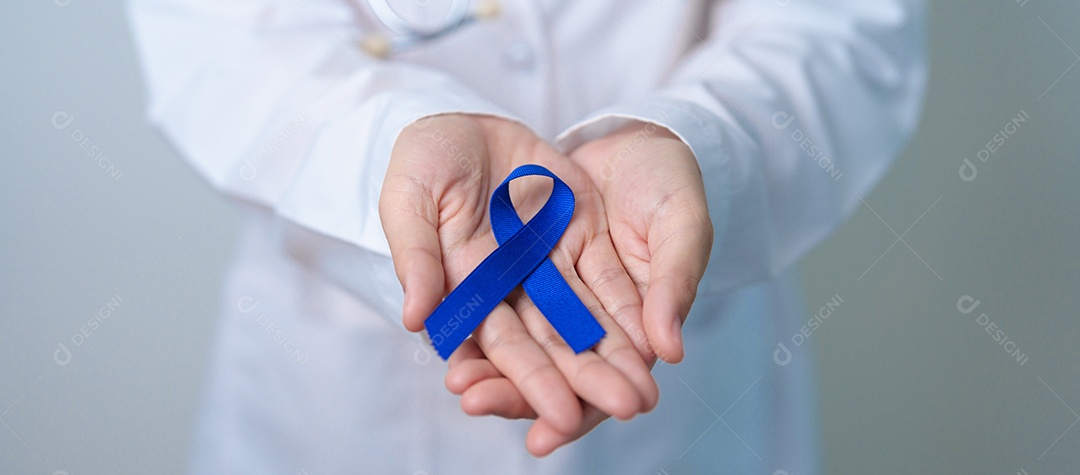 Médico com fita azul escura para apoiar a vida e a doença das pessoas.