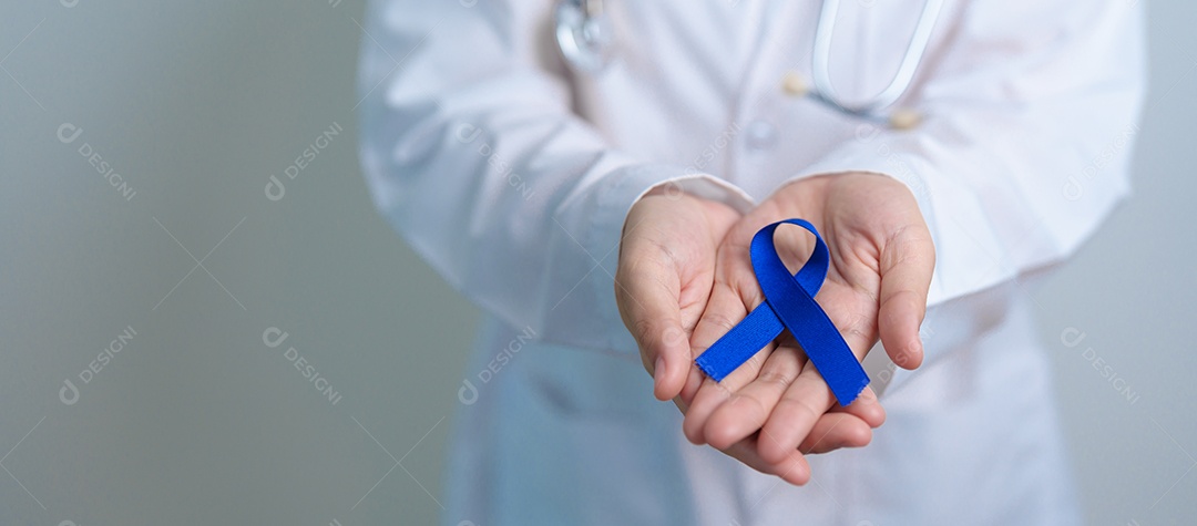 Médico com fita azul escura para apoiar a vida e a doença das pessoas.