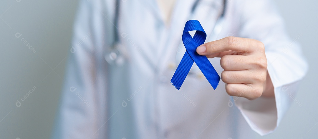 Médico com fita azul escura para apoiar a vida e a doença das pessoas.