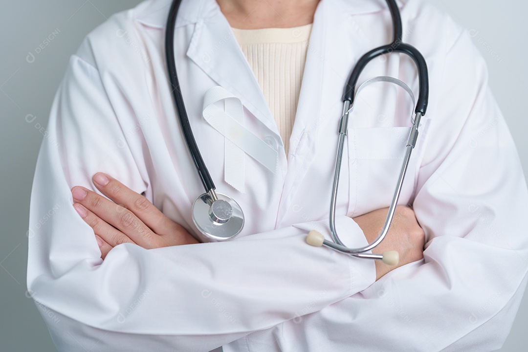 Novembro, mês de conscientização sobre o câncer de pulmão. Médico com fita branca no hospital.