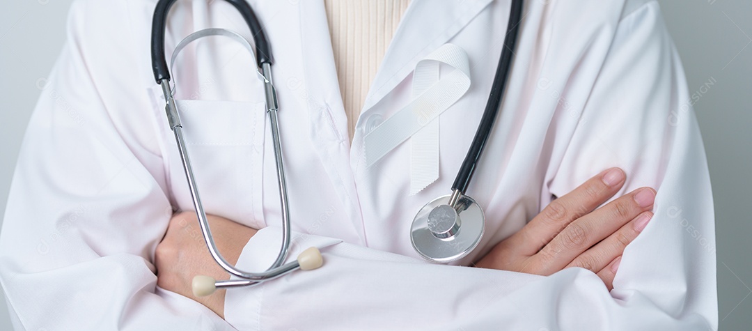 Novembro, mês de conscientização sobre o câncer de pulmão. Médico com fita branca no hospital.