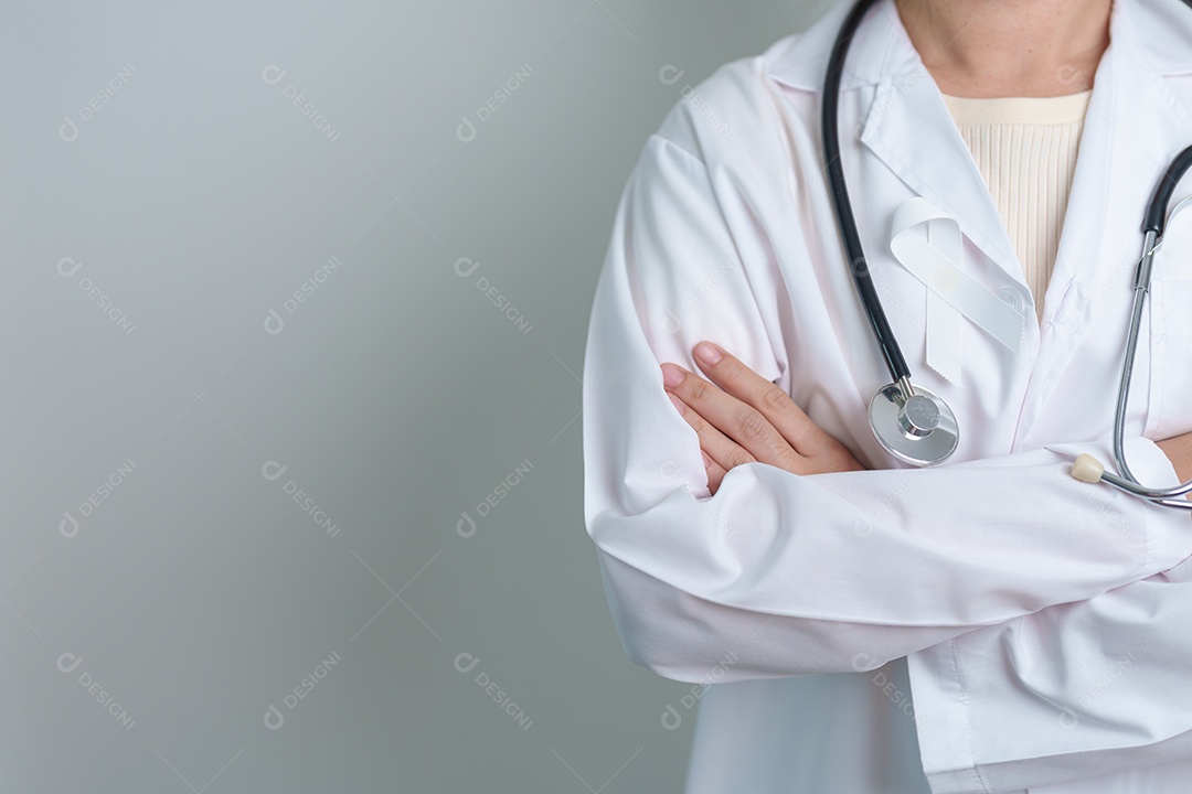 Novembro, mês de conscientização sobre o câncer de pulmão. Médico com fita branca no hospital.