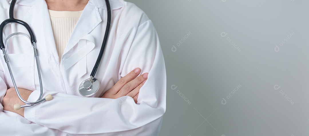 Novembro, mês de conscientização sobre o câncer de pulmão. Médico com fita branca no hospital.