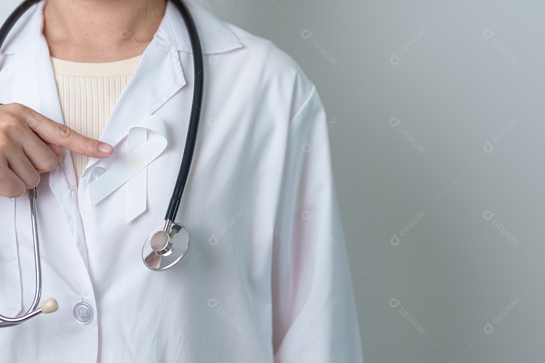 Novembro, mês de conscientização sobre o câncer de pulmão. Médico com fita branca no hospital.