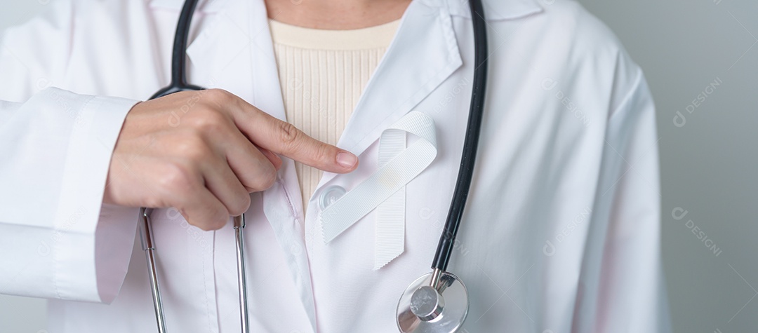 Novembro, mês de conscientização sobre o câncer de pulmão. Médico com fita branca no hospital.