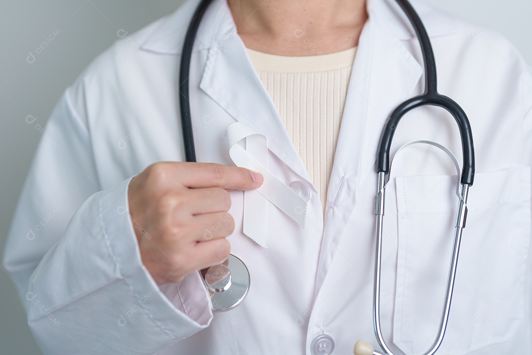 Novembro, mês de conscientização sobre o câncer de pulmão. Médico com fita branca no hospital.