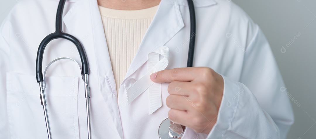 Novembro, mês de conscientização sobre o câncer de pulmão. Médico com fita branca no hospital.