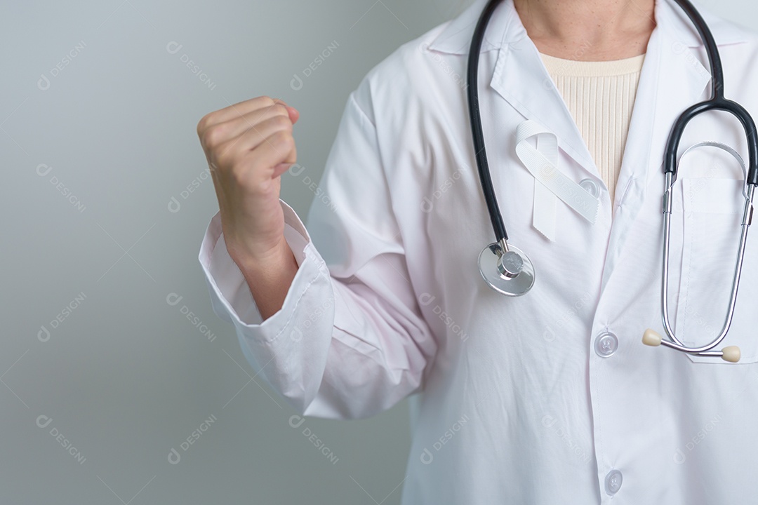 Novembro, mês de conscientização sobre o câncer de pulmão. Médico com fita branca no hospital.