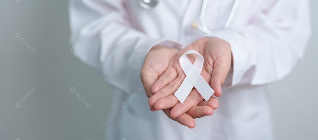 Novembro, mês de conscientização sobre o câncer de pulmão. Médico com fita branca no hospital.