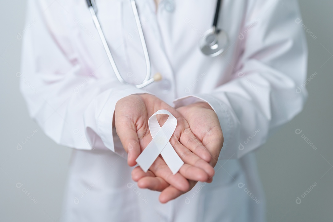 Novembro, mês de conscientização sobre o câncer de pulmão. Médico com fita branca no hospital.