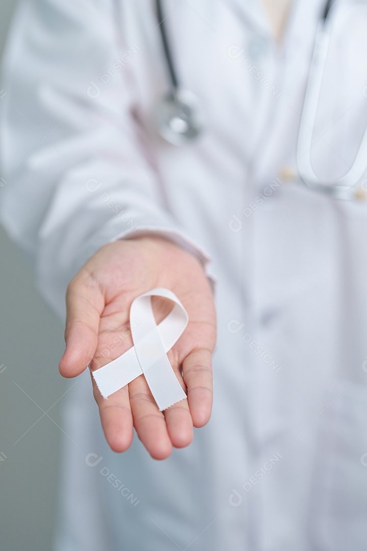 Novembro, mês de conscientização sobre o câncer de pulmão. Médico com fita branca no hospital.