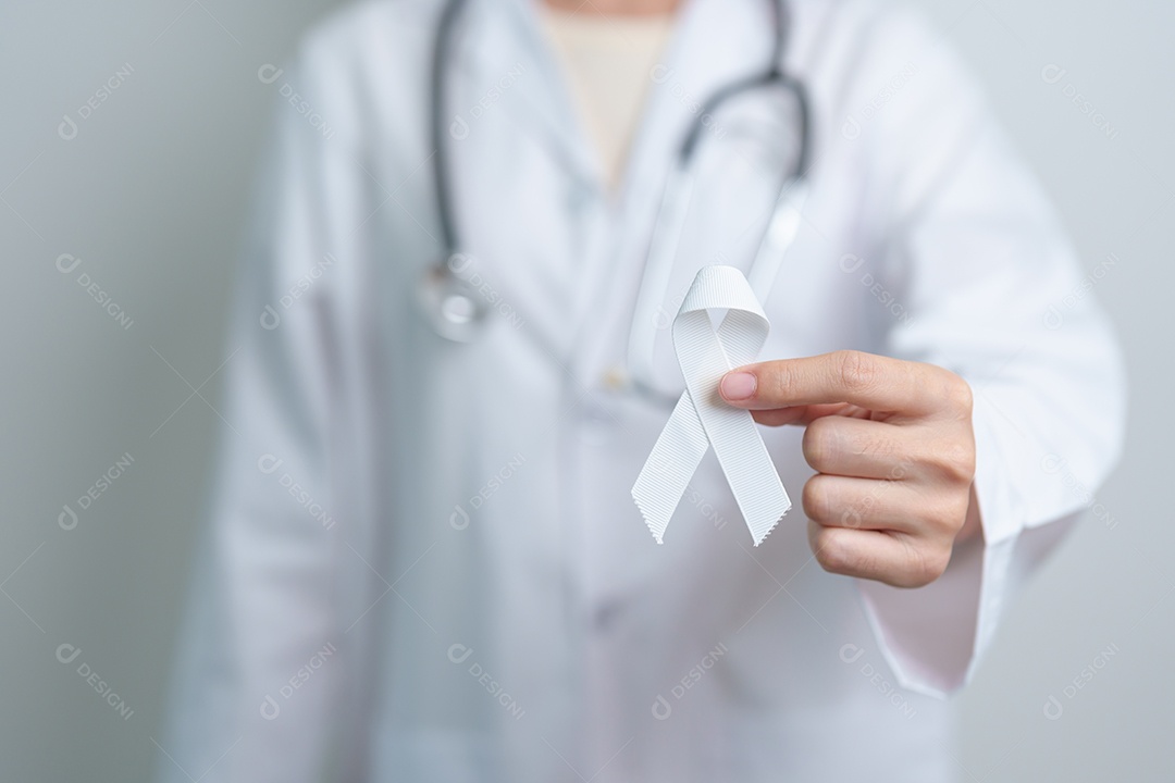 Novembro, mês de conscientização sobre o câncer de pulmão. Médico com fita branca no hospital.