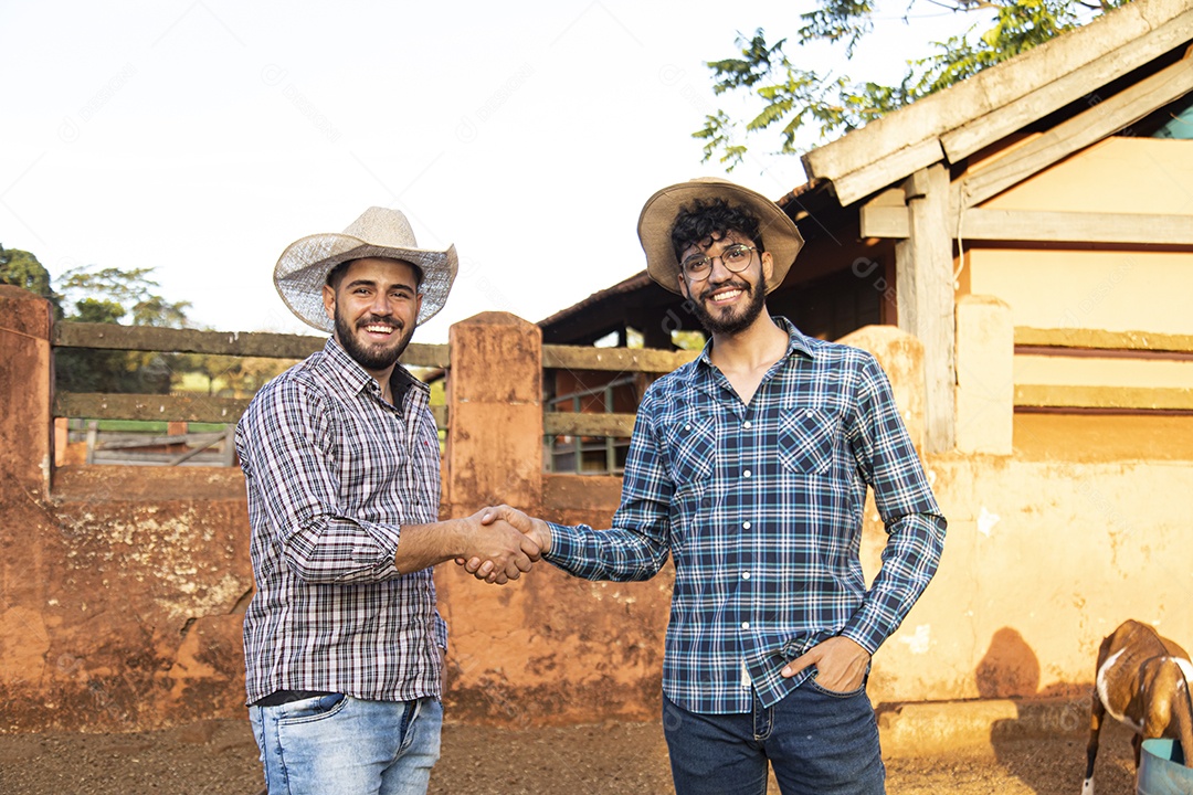 Homens fechando acordos sobre fazenda