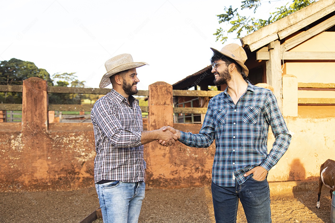 Homens fechando acordos sobre fazenda