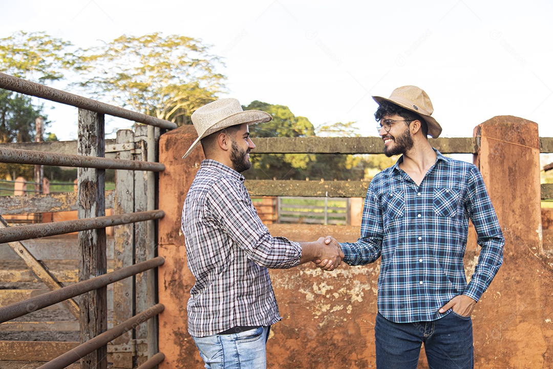 Homens fechando acordos sobre fazenda