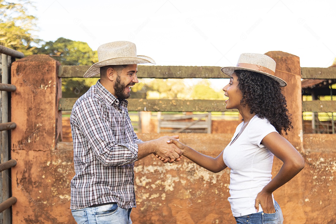 Homem e mulher fechando acordos