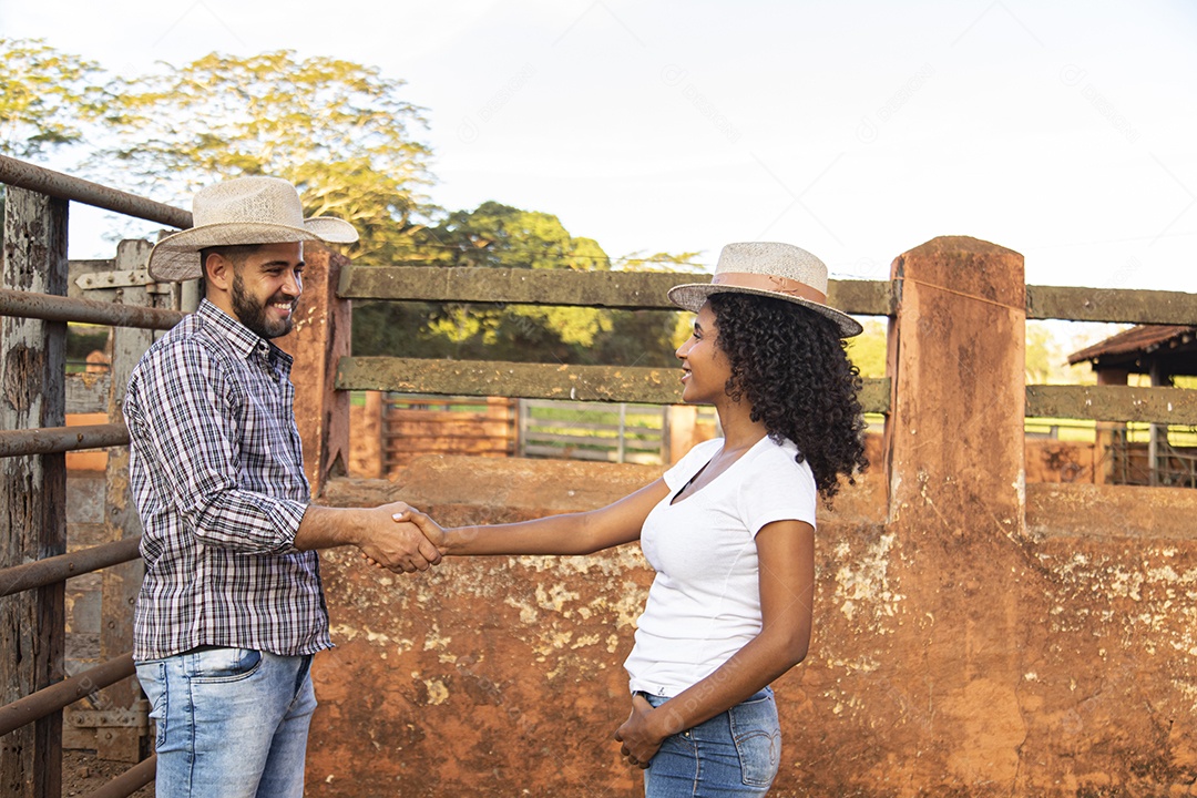 Homem e mulher fechando acordos